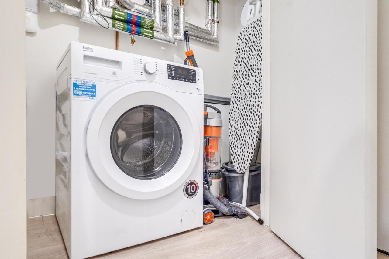 Contractors Gem, 2 Bed, Sleeps 6, Bathroom & Ensuite Apartment Bedford