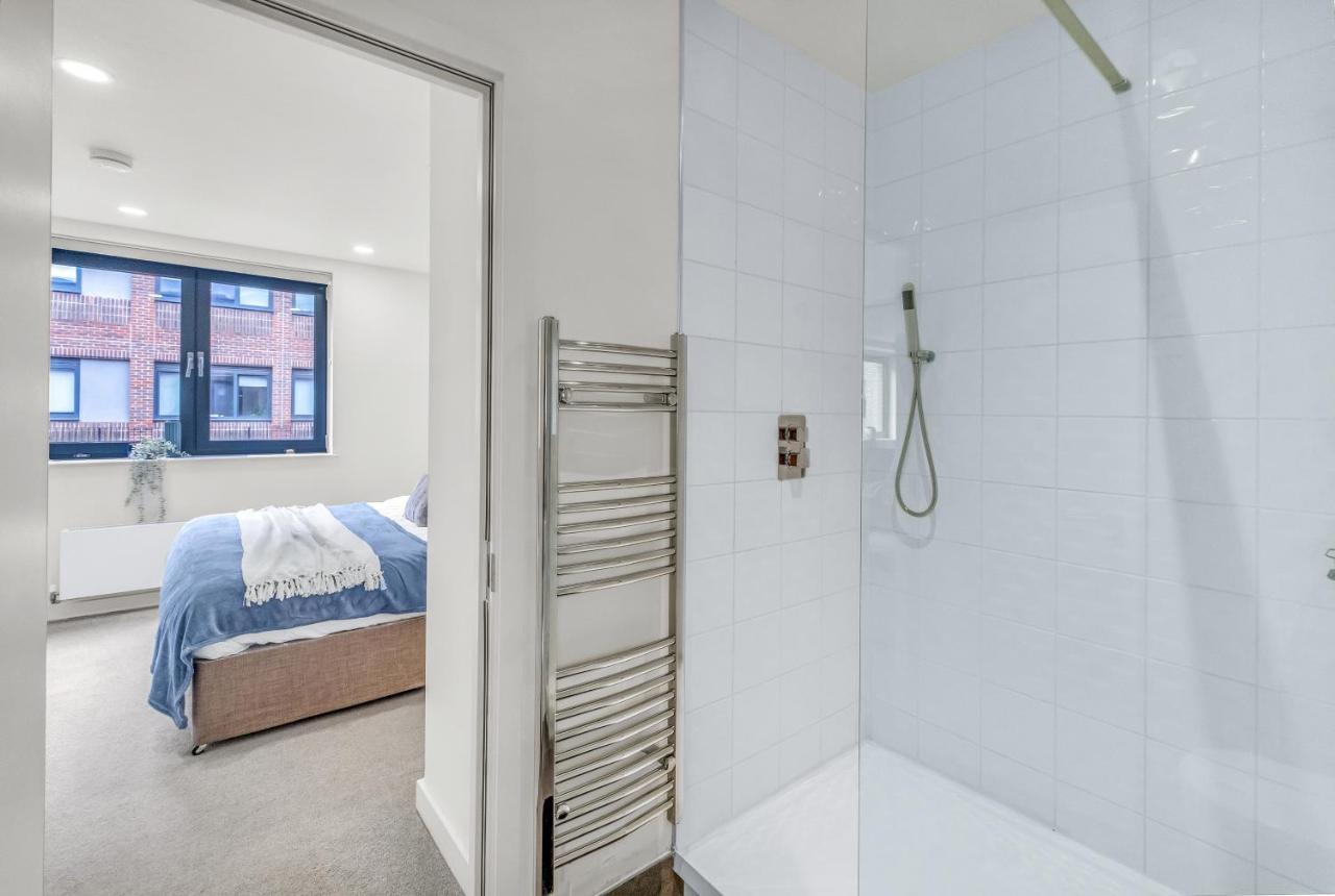 Contractors Gem, 2 Bed, Sleeps 6, Bathroom & Ensuite Apartment Bedford
