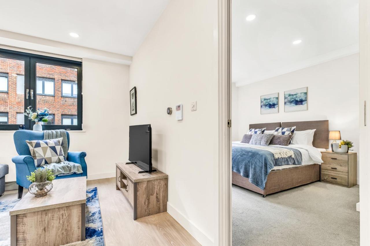 Apartment Contractors Gem, 2 Bed, Sleeps 6, Bathroom & Ensuite Bedford