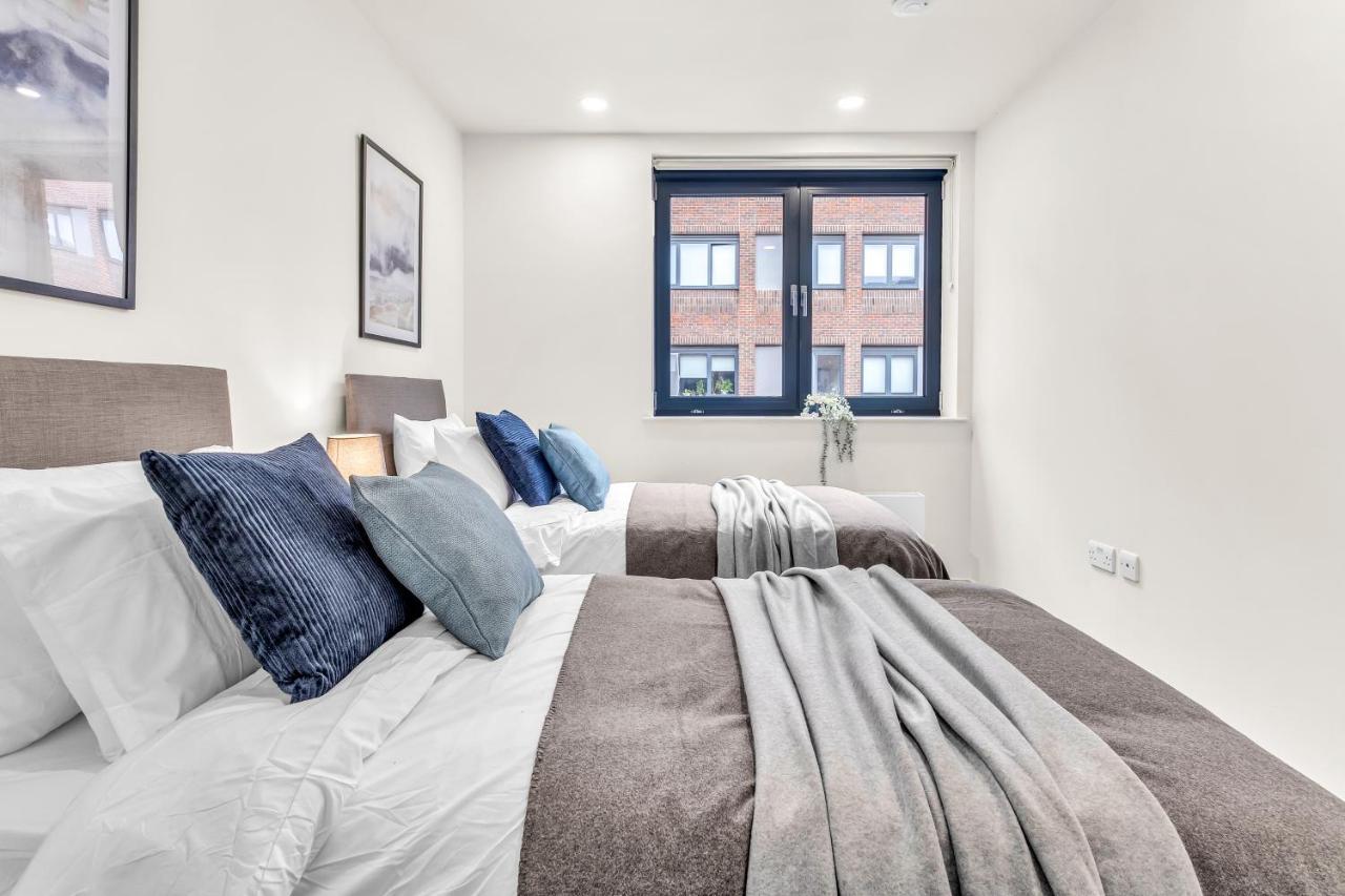 Contractors Gem, 2 Bed, Sleeps 6, Bathroom & Ensuite Apartment *